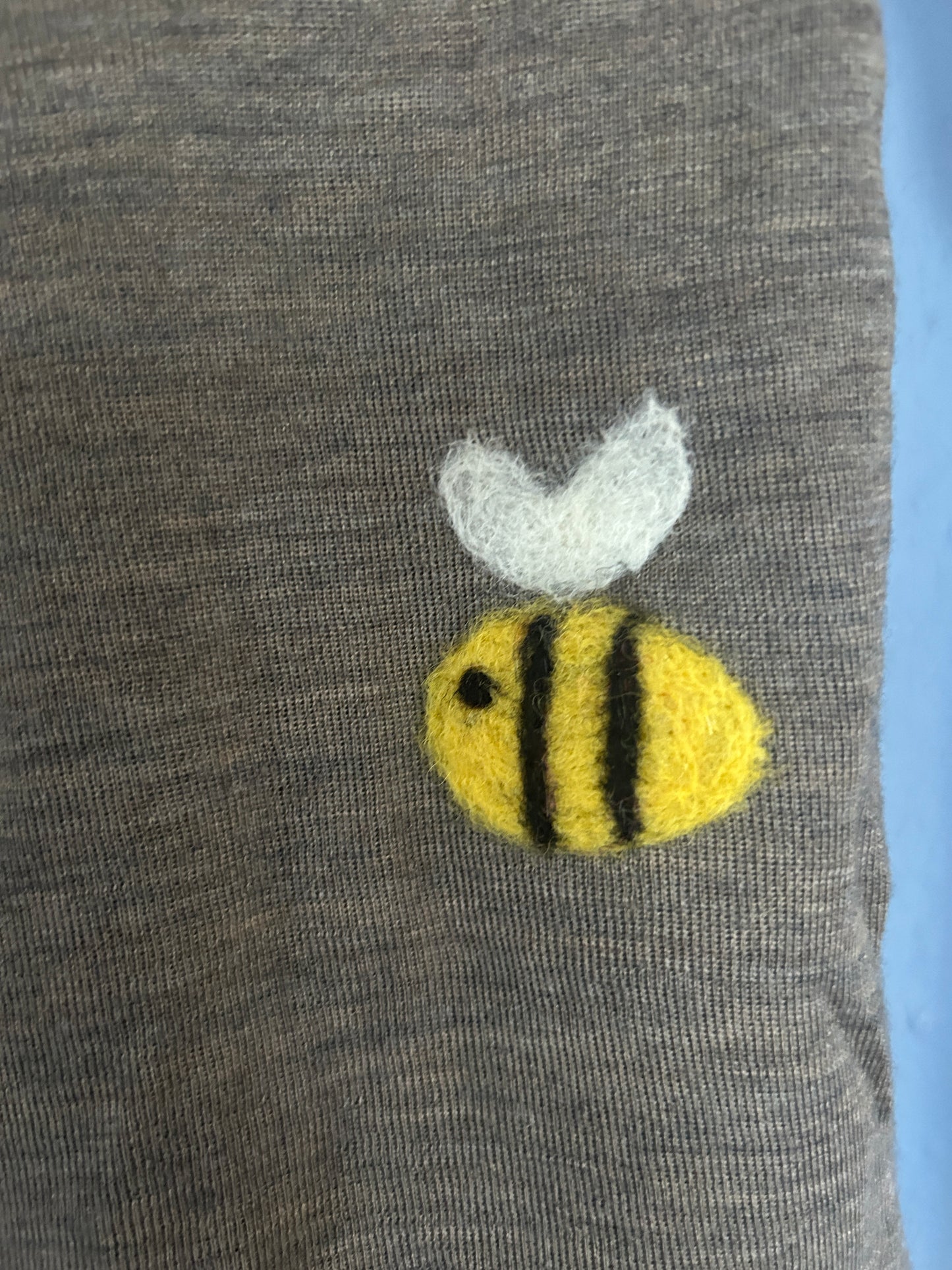 Wolle Unterhemd Biene und Blume Upcycling